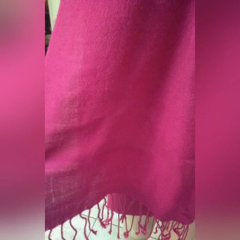 LIKE NEW 100% PASHMINA WRAP BY "PASHMINA" VIBRANT PINK W/ TASSELS RARE MATERIAL - Picture 5 of 8